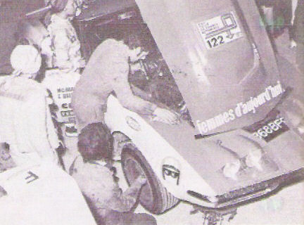 “Marie Claude Beaumont" i Christine Giganot na samochodzie Chevrolet Corvette.