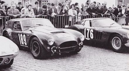 Nr.189. Jean Vincent i Gerard Faget - Shelby Cobra, nr.176. David Piper i Jo Siffert - Ferrari 250 GTO/64.
