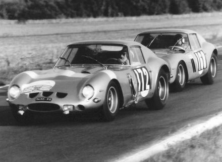 Nr.172.Lucien Bianchi i Georges Berger, nr.168.Jean Guichet i Michel de Bourbon Parme - Ferrari 250 GTO.