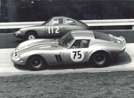 Nr.75.Gustave Gosselin i Francis van Lysbeth – Ferrari 250 GTO, nr.112.Martyn H.Ryan i R.M.Wilson - Deep Sanderson 301 BMC.