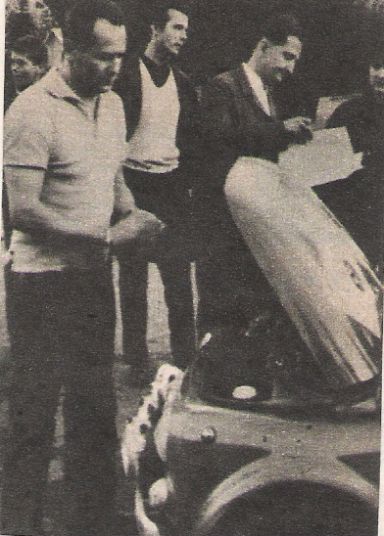 Chwila przerwy na przegląd samochodu S.Zasady. (Motor 34 / 1966)