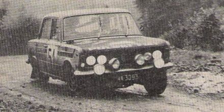 Robert Mucha i Ryszard Żyszkowski na samochodzie Polski Fiat 125p/1500.