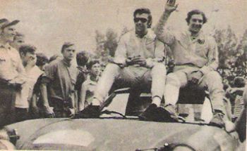 Zwycięzcy rajdu – Włoska załoga Rafaele Pinto i Luigi Macaluso na samochodzie Fiat 124 Sport Spyder.