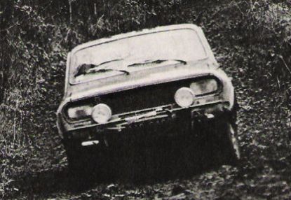 Jean Pierre Nicolas na samochodzie Renault 12 Gordini.