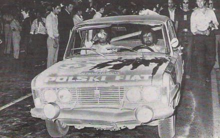 Andrzej Jaroszewicz i Andrzej Szulc na samochodzie Polski Fiat 125p.