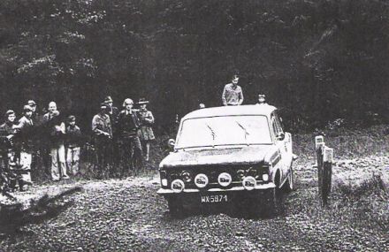 Maciej Stawowiak i Bronisław Czekała na samochodzie Polski Fiat 125p.