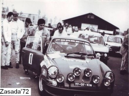 Sobiesław Zasada i Ryszard Żyszkowski na samochodzie Porsche 911S.