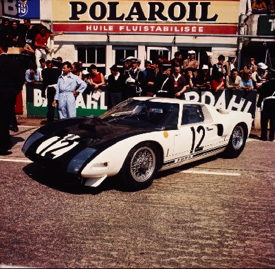 Richard Attwood i Jo Schlesser - Ford GT40.