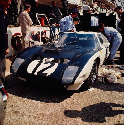 Richard Attwood i Jo Schlesser - Ford GT40