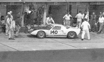 Phil Hill i Bruce McLaren – Ford GT40.