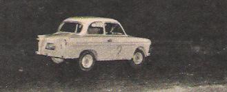 Jerzy Strasz i Andrzej Strasz na samochodzie Trabant 600.  (Motor 40/65)