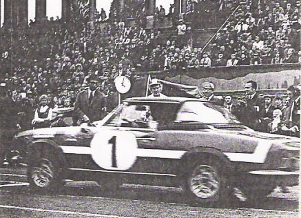 Luciano Trombotto i Maurizio Enrico na samochodzie Fiat 124 Sport Spyder.