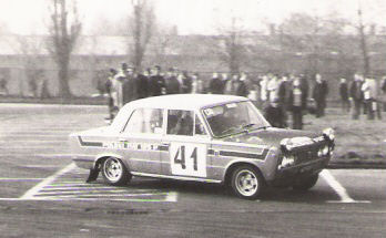 Arnie Vichuri na samochodzie Polski Fiat 125p.