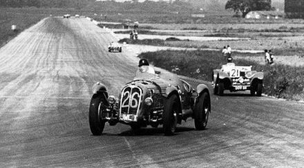 Tony Crook – Alfa Romeo 8C 2900B spider, Charles Marris – Jaguar 100 SS.