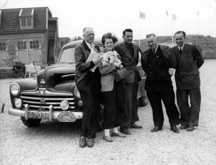 J.L.Uitzinger, W.Zwier jr. i M.J.Uitzinger – Ford V8.