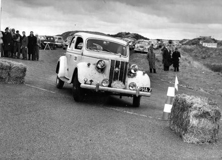 Ken Wharton, J.Langelaan i J.Dorsett – Ford V8 Pilot.