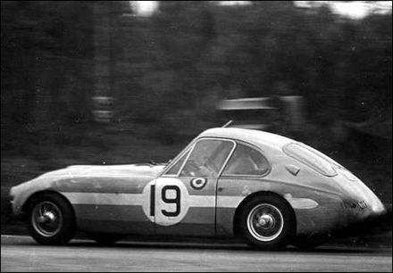 Tony Rolt i Duncan Hamilton – Nash Healey Coupe.