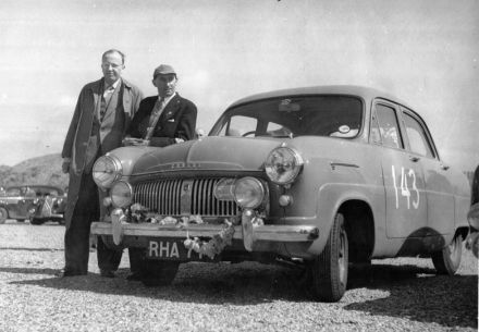 Ken Wharton, „J.West” i C.G.Meisl – Ford Consul.