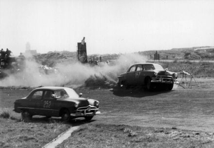 M.P.Voormolen i B.Knippenburg – Chevrolet, G.P.D.Reinders, H.D.Koene i C.J.Schermer – Ford Custom sedan.
