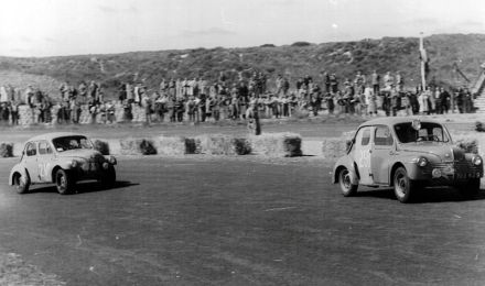 J.Martens i B.H.Eerlight, H.Kreisel i P.Perk – Renaulty 4 CV.