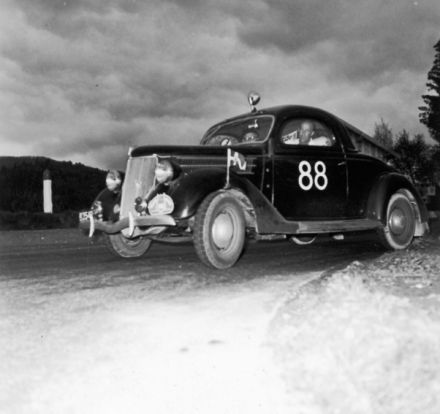 E.A.Fugmann Christensen i F.M.Nielsen – Ford V8 coupe.