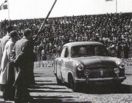 Ken Wharton, „J.West” i C.G.Meisl – Ford Consul.