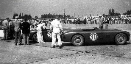 Reg Parnell i George Abecassis, Peter Collins i Geoff Duke – Astony Martin DB 3.