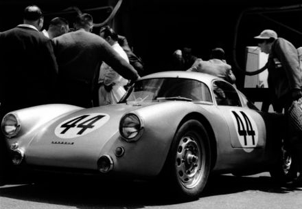 Helm Glöckler i Hans Herrmann – Porsche 550 coupe.