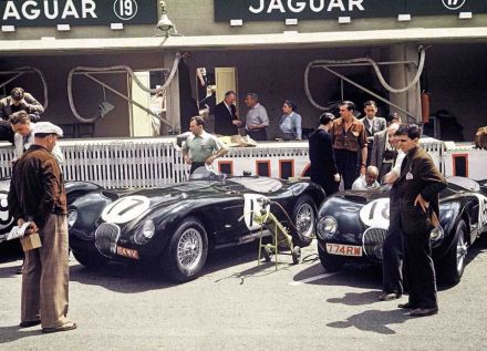 Stirling Moss i Peter Walker, Tony Rolt i Duncan Hamilton  – Jaguary C-type.