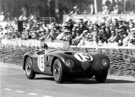 Peter Whitehead i Ian Stewart – Jaguar C-type.