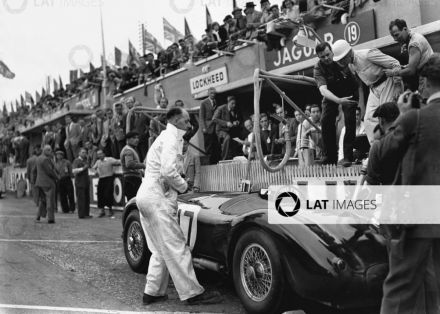 Stirling Moss i Peter Walker – Jaguar C-type.