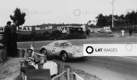 Helm Glöckler i Hans Herrmann – Porsche 550 coupe.