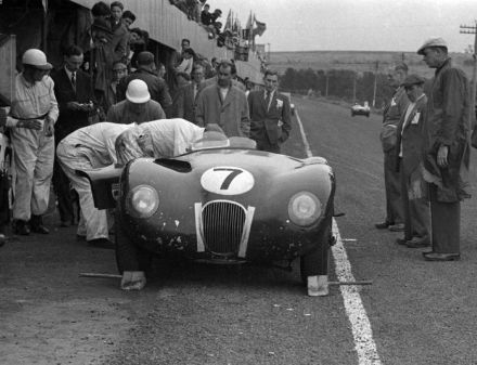 Stirling Moss i Peter Walker – Jaguar C-type.