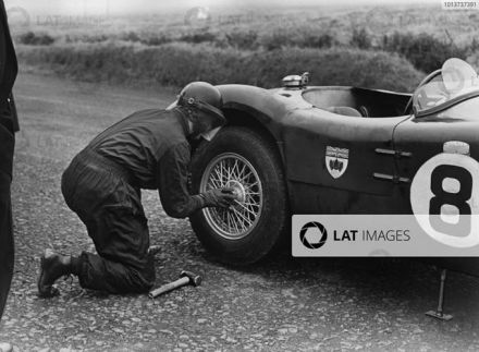 Peter Whitehead i Ian Stewart – Jaguar C-type.