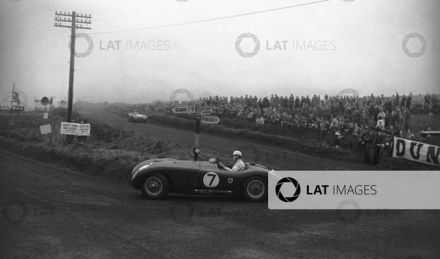 Stirling Moss i Peter Walker – Jaguar C-type.