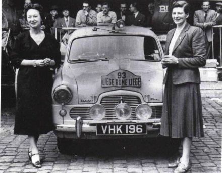 Nancy Mitchell i Joyce Leavens – Ford Zephyr 6.