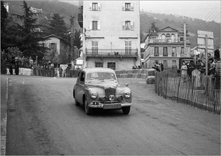 Stirling Moss i Desmond Scannell – Sunbeam Talbot 90.