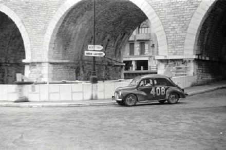 Madeleine Pochon i Lise Renaud – Renault 4CV.