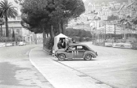 Carsten A.Johansson i Gunnar Jensen – Renault 4CV.