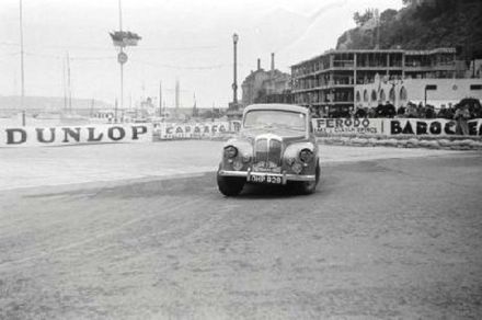 Corbishley i Astbury – Daimler Conquest Saloon.