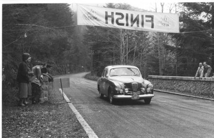 Mej.John E.Maasland i Mevr de Fouw Niekerk – Alfa Romeo 1900 Ti sedan.