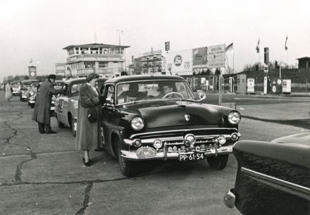 M.J.Vehmeijer, J.Th.M.Knegtel i J.W.Dekker – Ford Customline sedan.