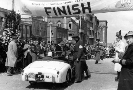 F.P.M.van der Meulen i A.F.van Loosbroek – Triumph TR2.