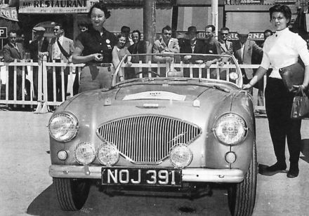 Nancy Mitchell i Susan Hindmarsh – Austin Healey 100/4.