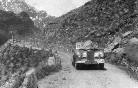 Sheila van Damm i Anne Hall – Sunbeam Alpine.