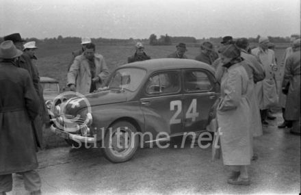 Yves Lesur i Maurice Foulgoc – Renault 4 CV.