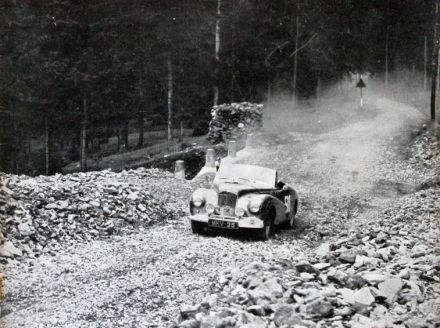Sheila van Damm i Anne Hall – Sunbeam Alpine.