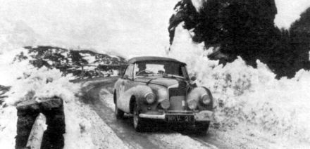 Stirling Moss i John Cutts – Sunbeam Alpine.