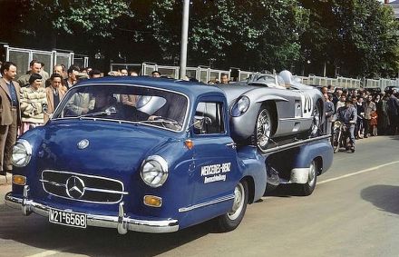 Pierre Levegh i John Fith – Mercedes Benz 300 SLR.