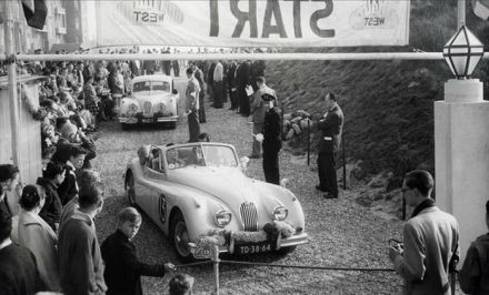 Rompu i Mena – Jaguar XK 140.